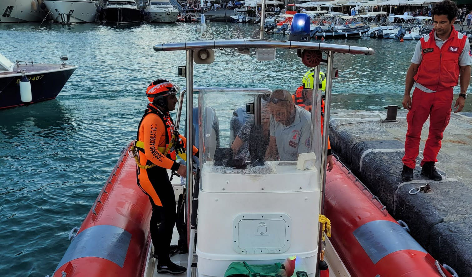 Rapallo, gommone prende fuoco in porto: un ferito