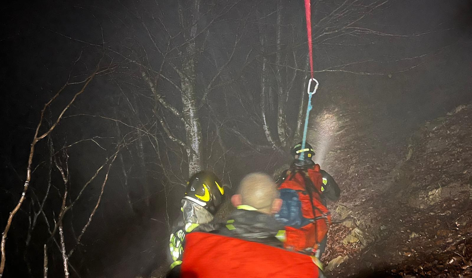 Torriglia, si ferisce nel bosco: trasportato in barella per oltre un'ora