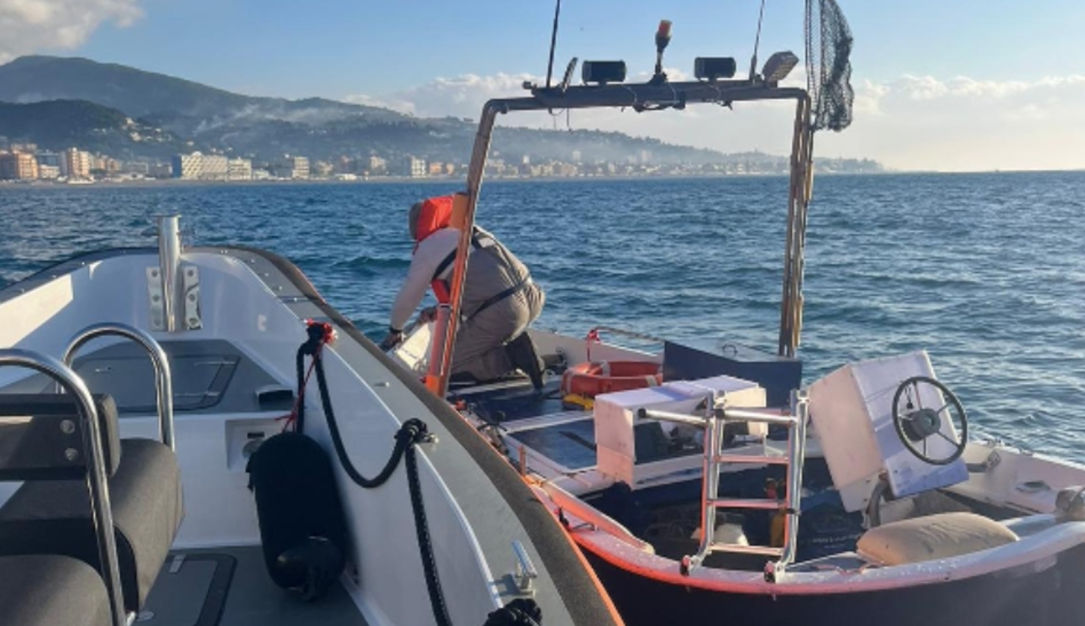 Un salvataggio in barca in mare