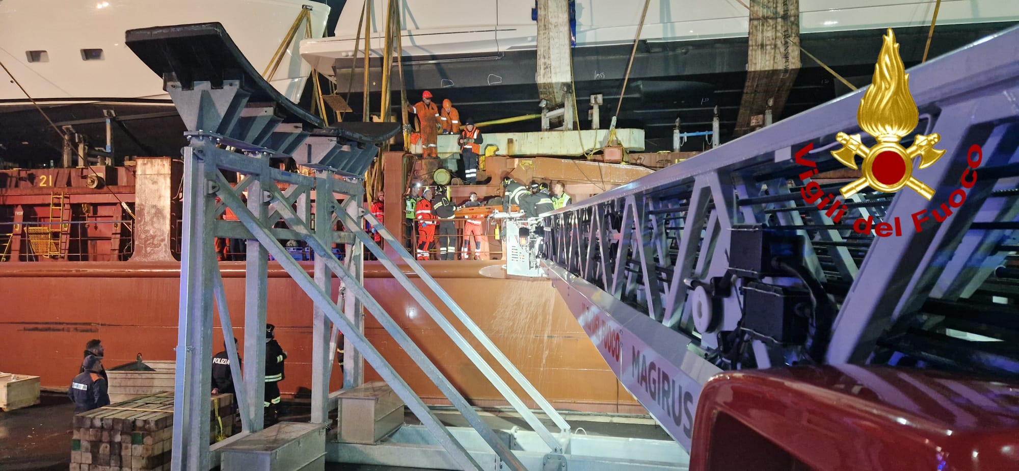 Incidente sul lavoro su una nave a Genova: operaio ferito