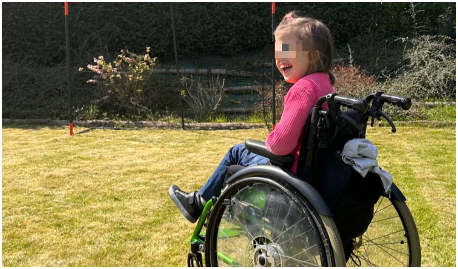 Ragazzina su sedia a rotelle