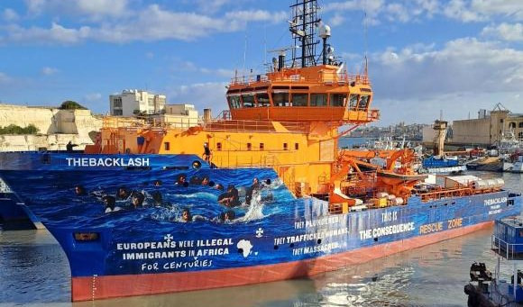 A Genova la nave Solidaire di un filantropo genovese, a bordo 263 migranti salvati in mare