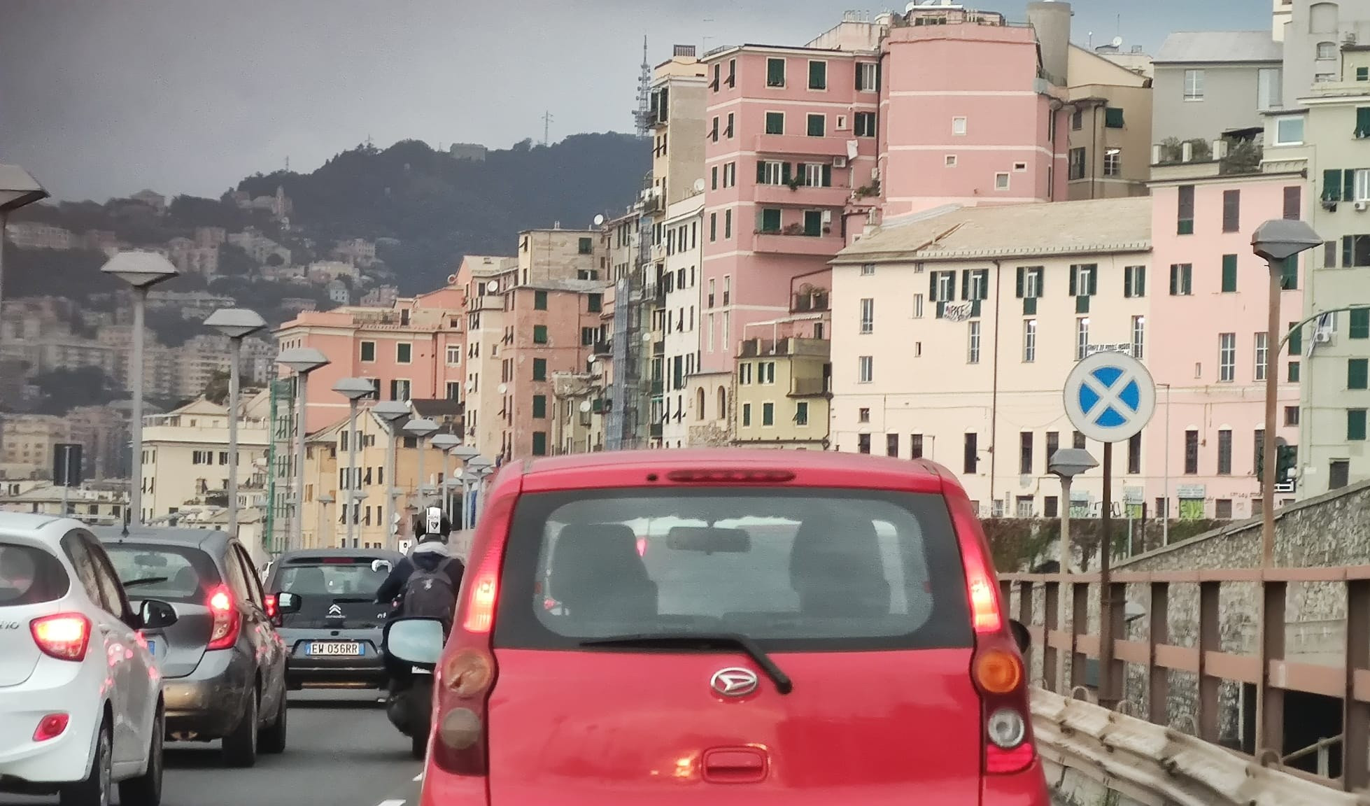 Genova, camionista indeciso danneggia guardail in Sopraelevata