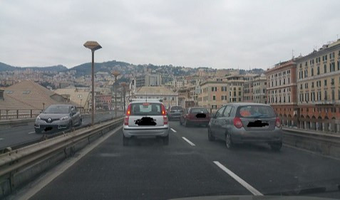 In due a passeggio all'alba sulla Sopraelevata: fermati