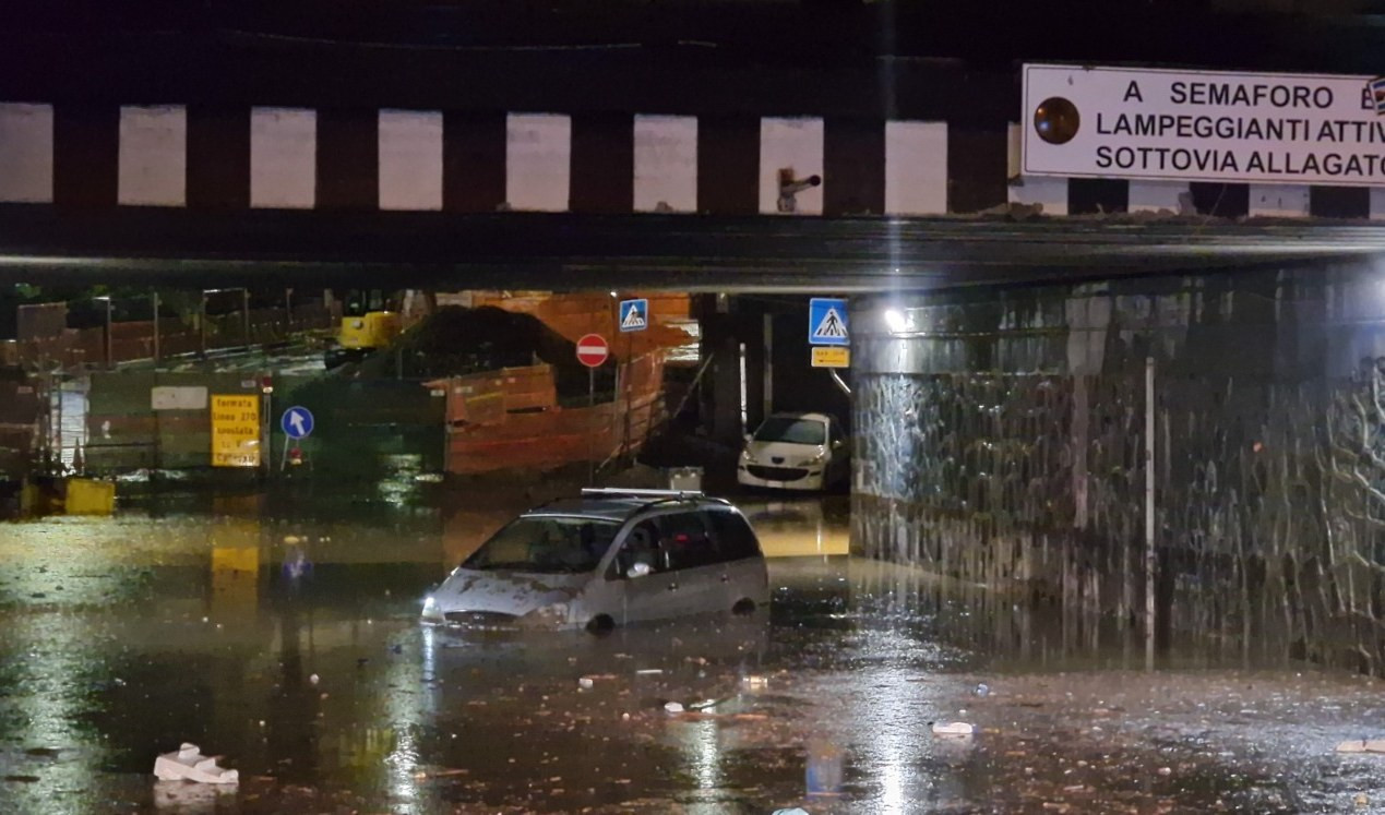 Auto in un sottopassaggio allagato, salvato il conducente