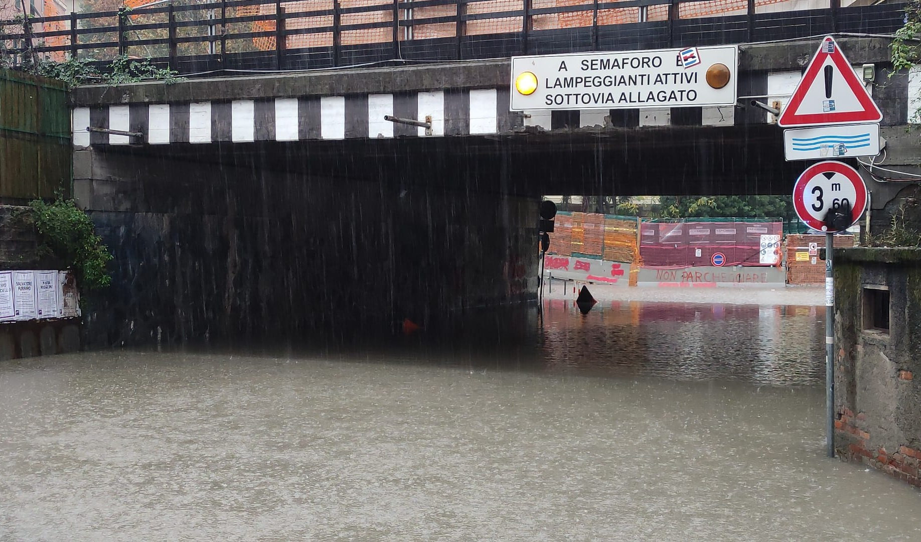 Maltempo, allagamenti nel ponente genovese, autostrada bloccata a Pra', Aurelia riaperta. Primocanale in diretta