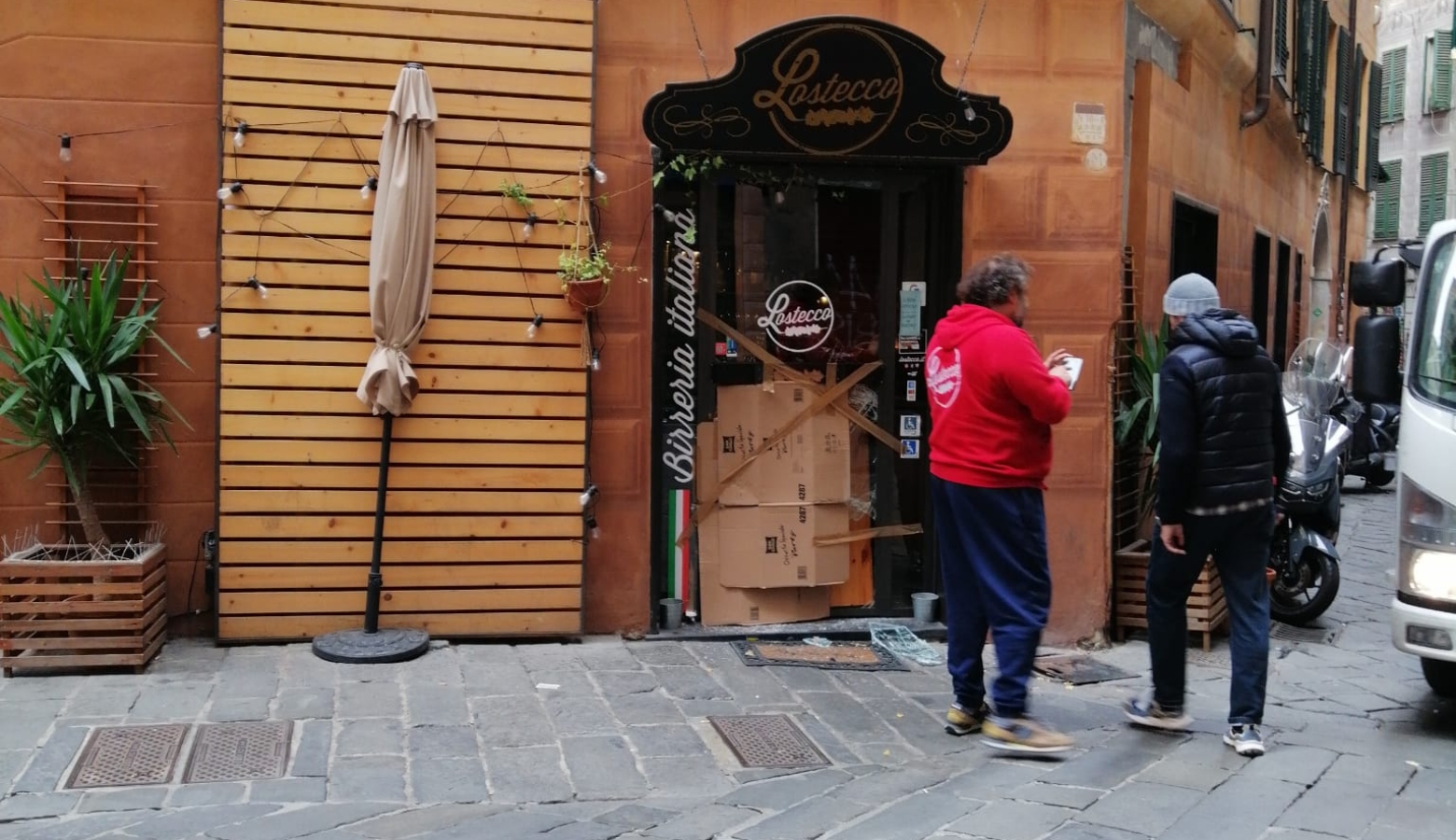 La spaccata al ristorante Lostecco in piazza Ferretto Una vetrina rotta di un ristorante