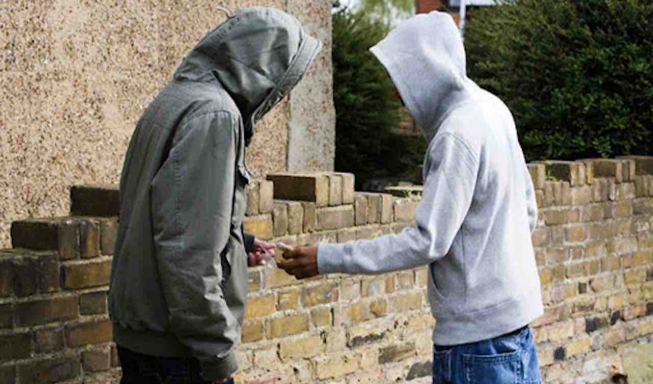 Spaccio di droga tra giovani