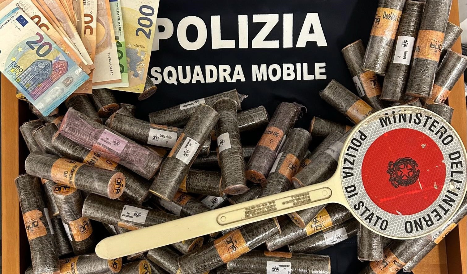 Genova, arrestata coppia di insospettabili con 10 kg di hashish in casa