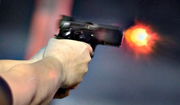 Genova, figlio spara al padre un colpo di pistola dopo una lite: un ferito e un arrestato