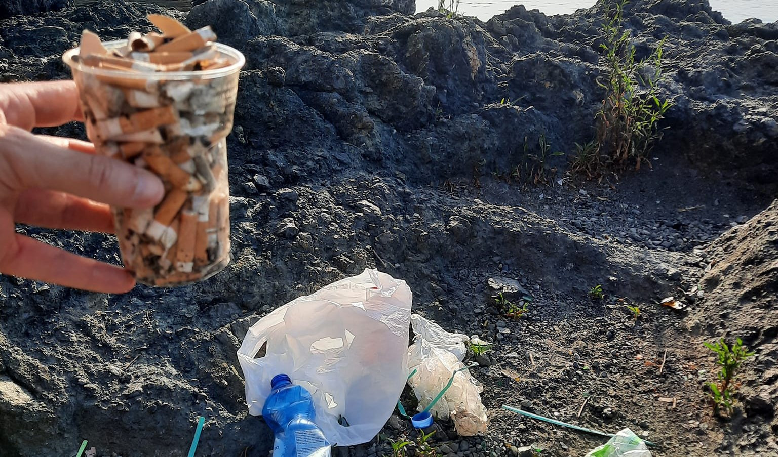 Genova, a Pegli i volontari raccolgono 56 kg di spazzatura dalla spiaggia