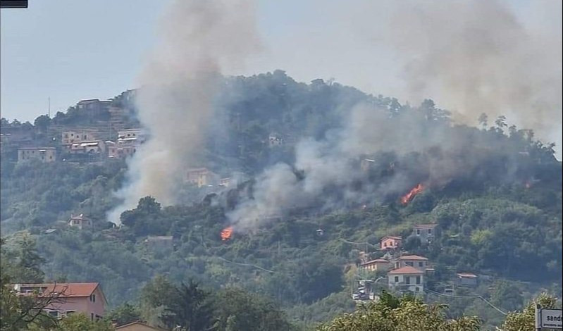 Incendio alla Spezia, fiamme sotto controllo: rientrano a casa i 12 sfollati