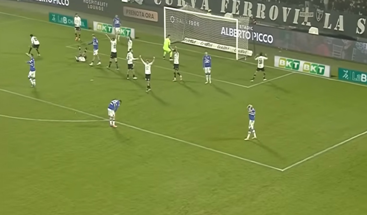 Una partita di calcio: alcuni calciatori esultano, altri si disperano