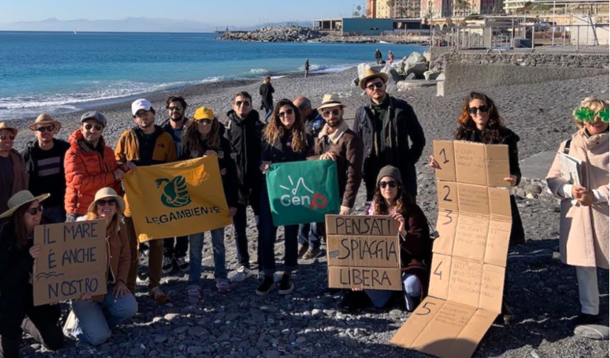 Spiagge libere, flash mob in Corso Italia: “Costa off limits anche d’inverno