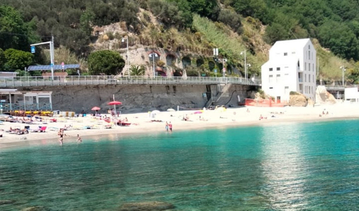 Vacanze in Liguria, nuovo servizio treno e autobus per raggiungere le spiagge della regione