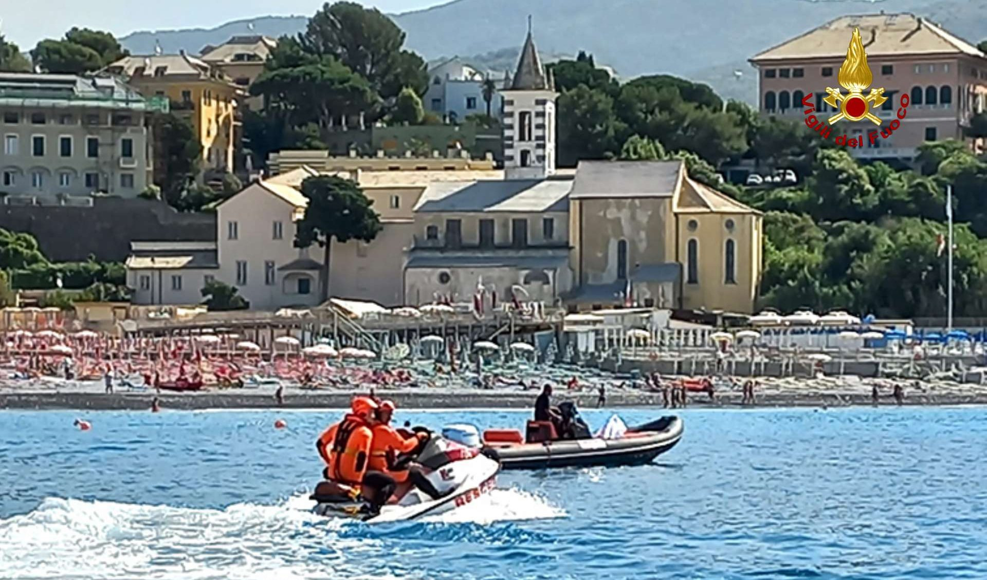 Genova, in corso Italia la gara di pulizia dei fondali: vietato fare il bagno per tutta la mattina