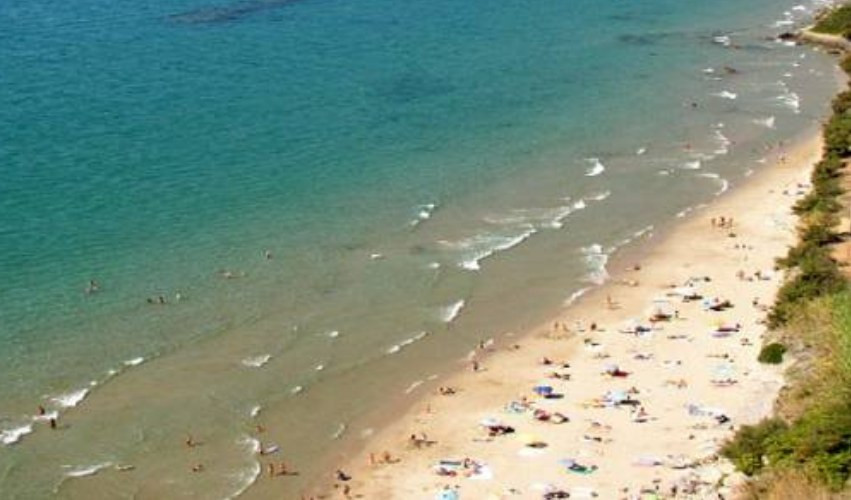 Frana sulla spiaggia libera di Albisola: travolta da rocce e rami una famiglia di turisti