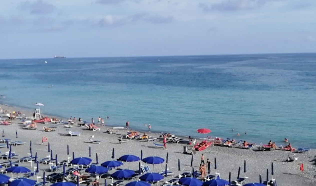 Genova, in corso Italia la spiaggia militare diventa libera per la stagione