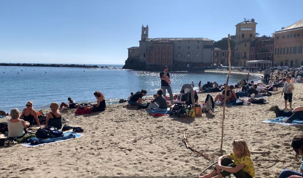 Caldo fuori stagione, in Liguria è già primavera: assalto alle spiagge