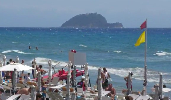 Inchiesta, 5 territori un tema - Liguria, aumentano i prezzi di lettini e ombrelloni