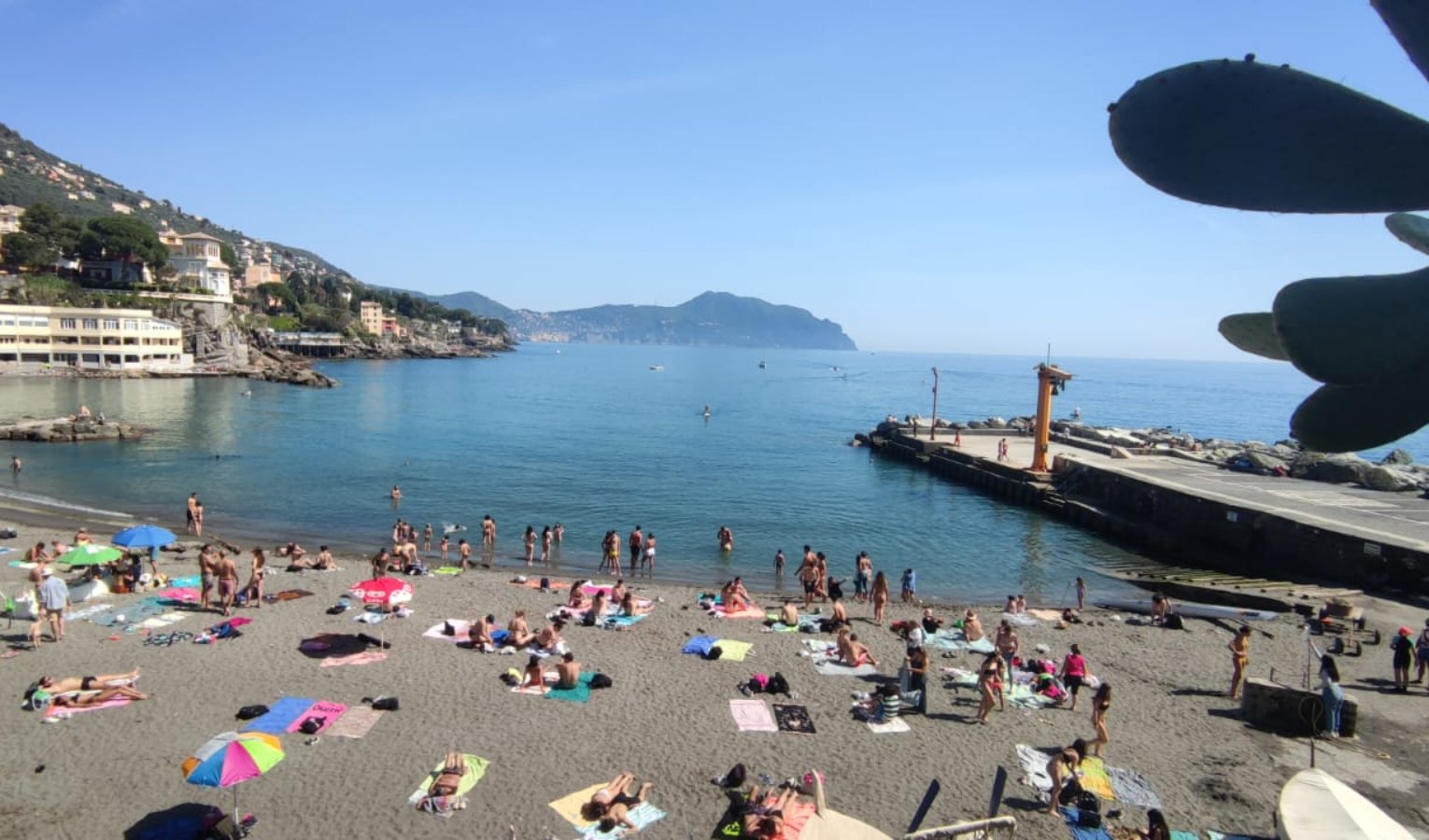Caldo fuori stagione, in Liguria primi tuffi e spiagge prese d'assalto