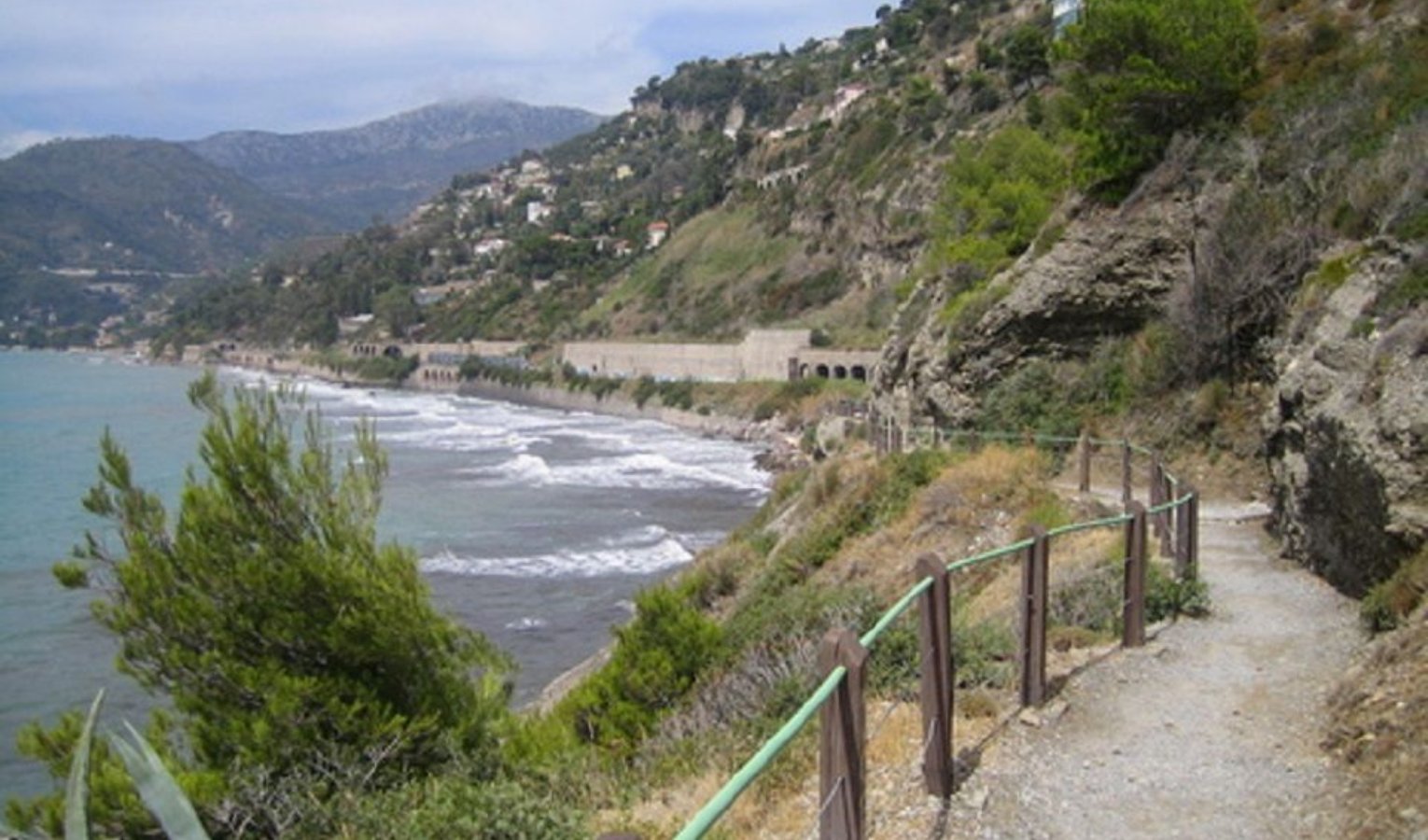 Cadavere di un migrante tra gli scogli a Ventimiglia, aveva una ferita alla testa