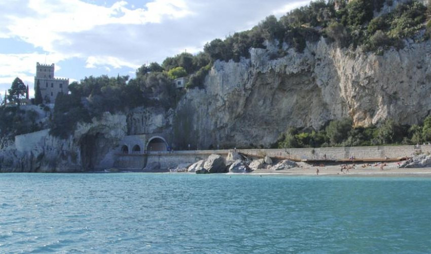 Finale Ligure, trovato cadavere di donna in spiaggia