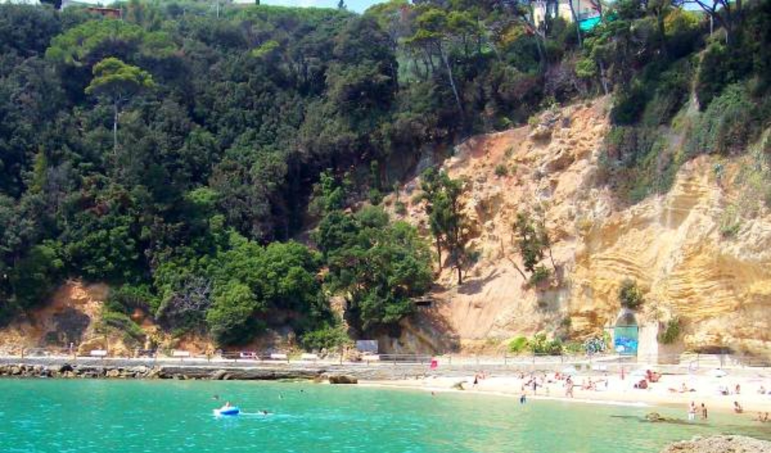 Nella spiaggia della Marinella stop a musica, bottiglie e tendoni