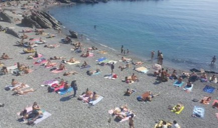 Genova, minori molestano ragazze sulla spiaggia lanciandogli dei sassi