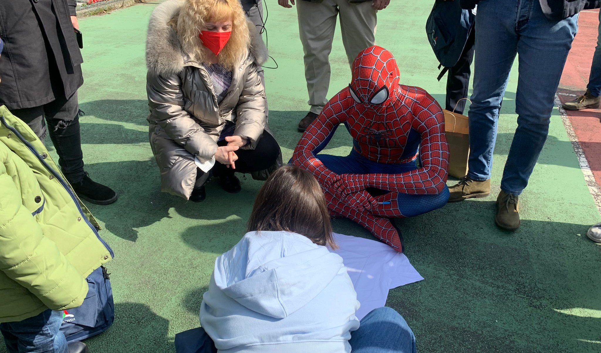 Ucraina, a Genova Spiderman visita i bambini nell'ex covid hotel: 