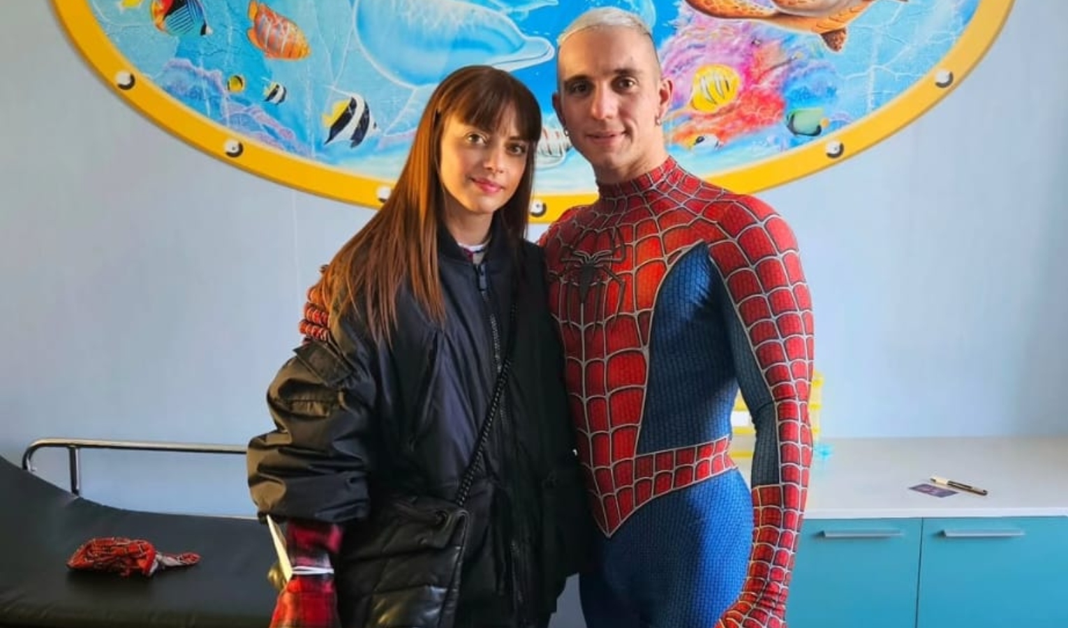 Ragazza con capelli lunghi rossi e ragazzo vestito da spiderman