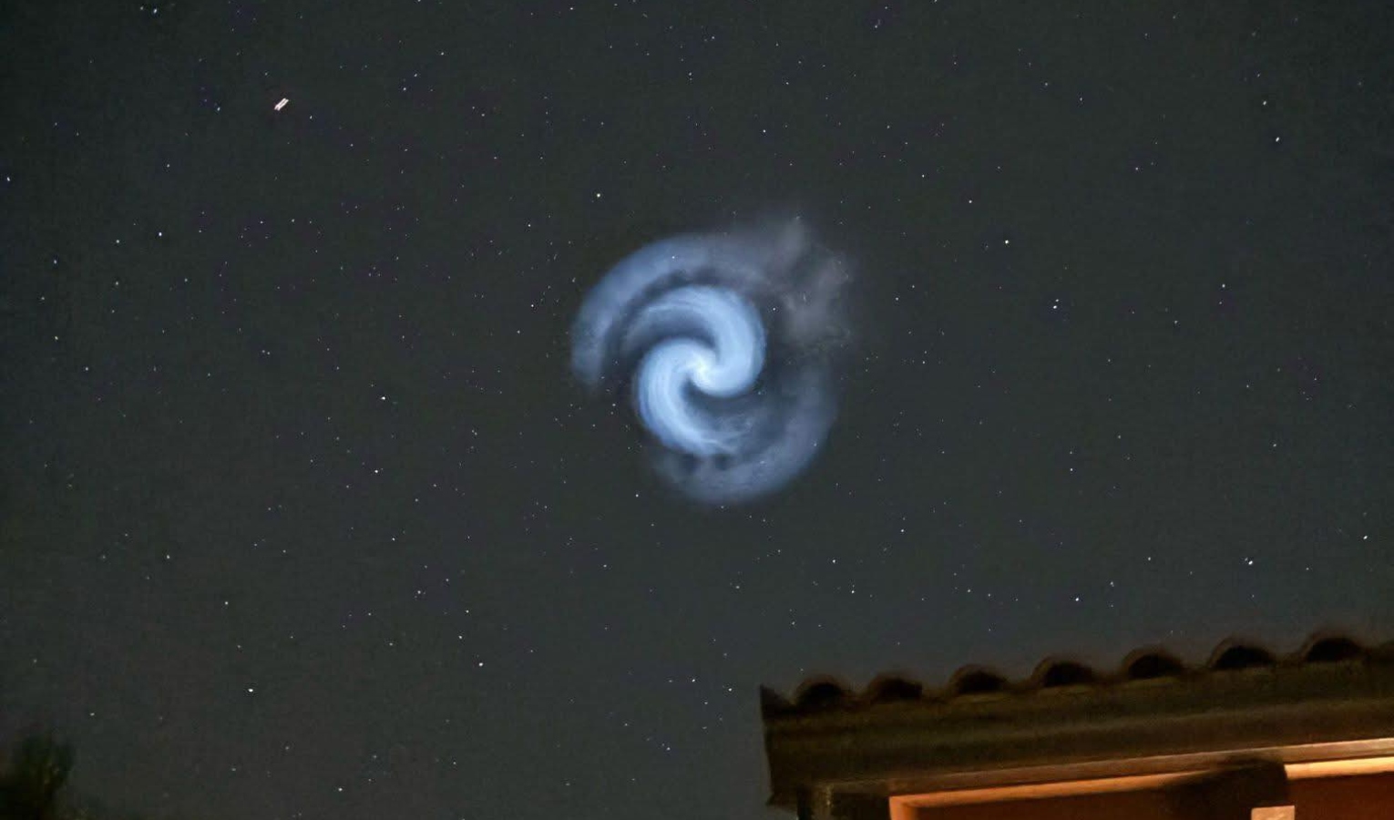 Una spirale blu avvistata nel cielo del Nord Italia: ecco cos'è