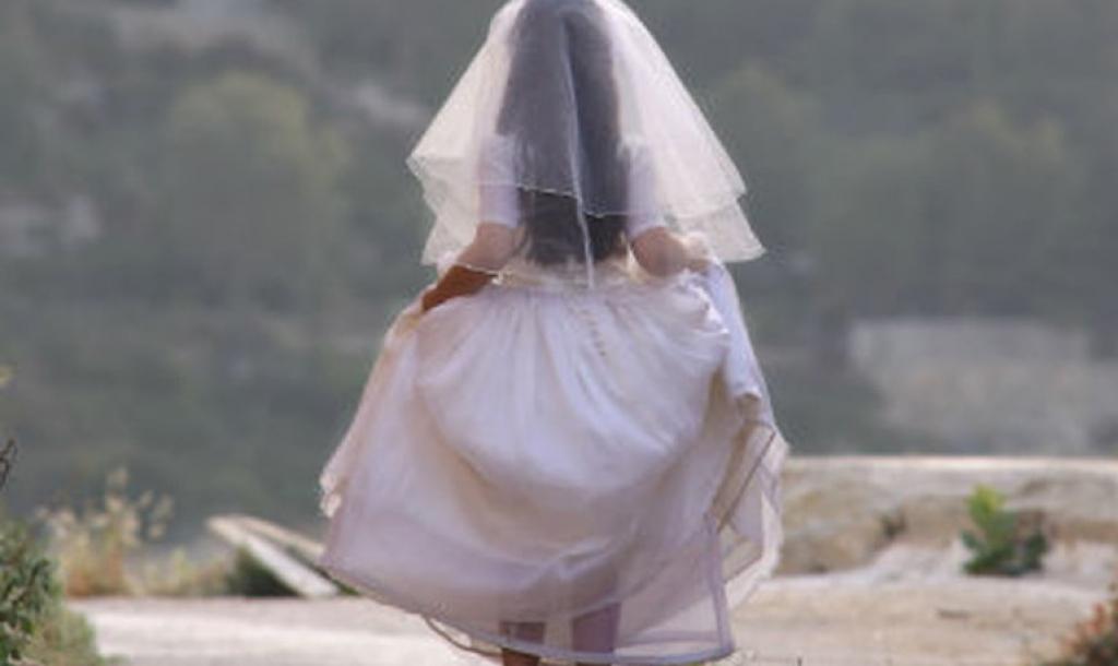 Sposa minorenne minacciata, braccialetto elettronico al marito-cugino