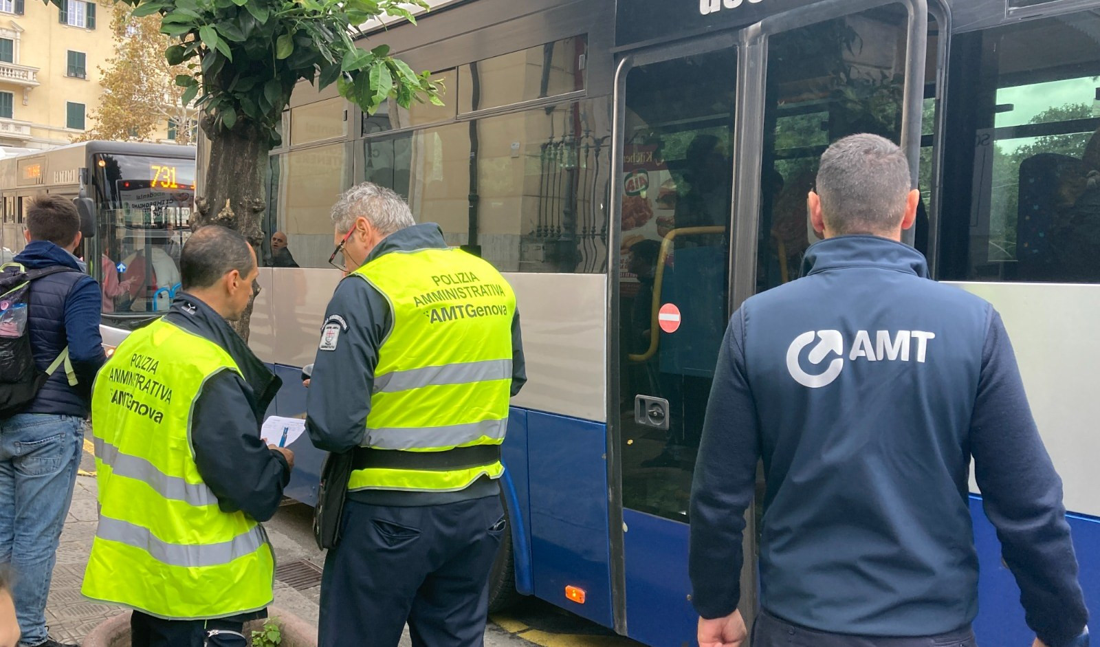 Genova, ancora controlli sui bus: 104 persone senza biglietto