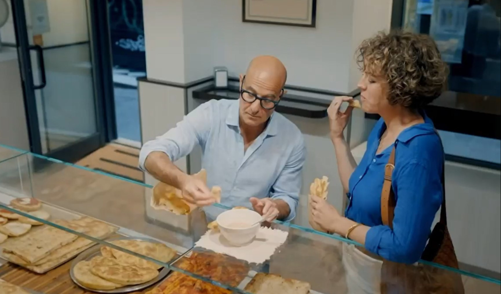 Stanley Tucci estasiato dalla focaccia nel cappuccino, la colazione tipicamente genovese