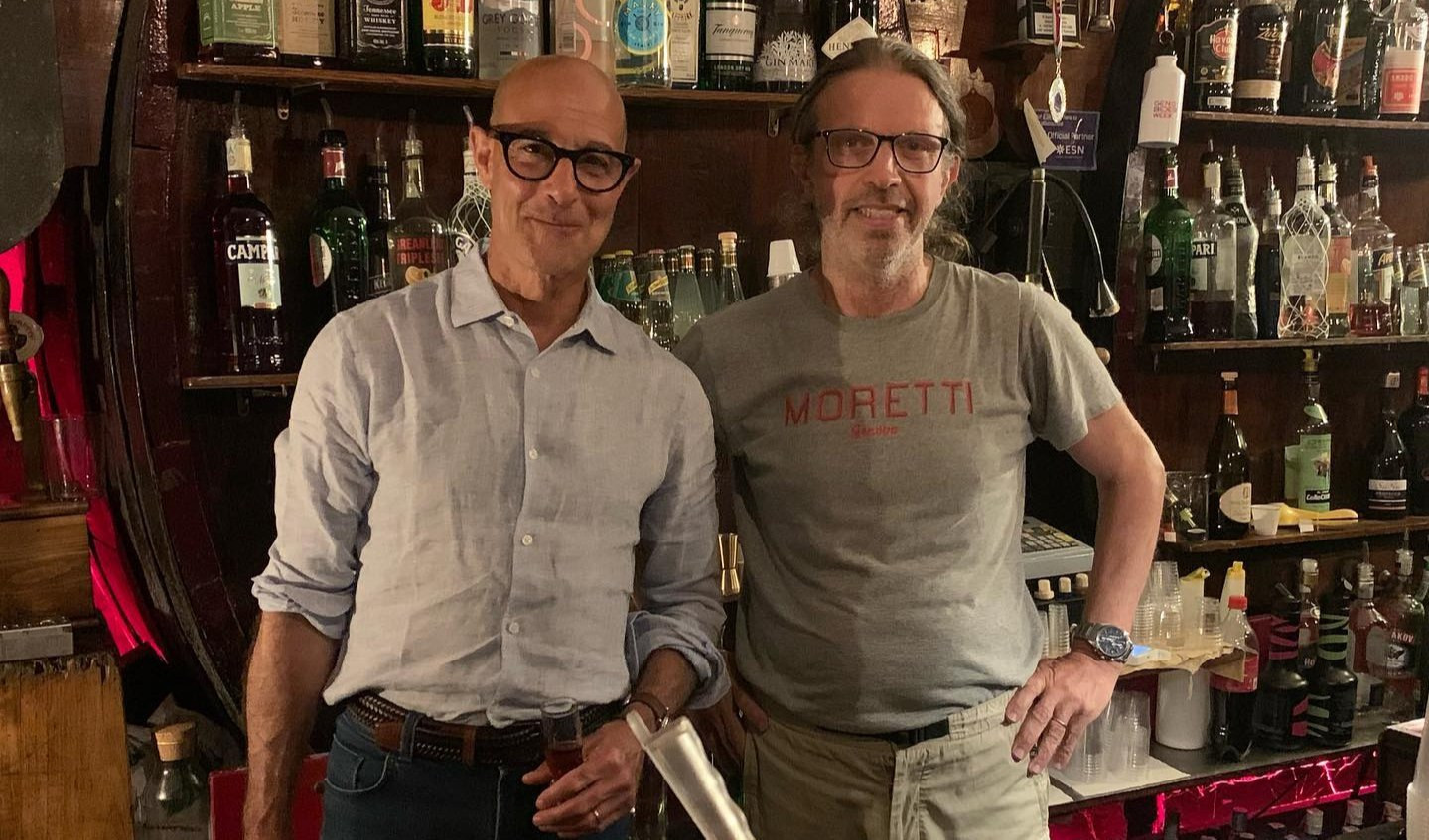 Genova, l'attore americano Stanley Tucci visita il bar Moretti