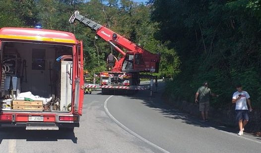 Auto cade in una scarpata: chiusa e riaperta la statale 456 Turchino tra Costalta e Paten