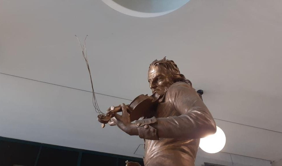 Genova, vandalizzata la statua di Paganini davanti al Teatro Carlo Felice