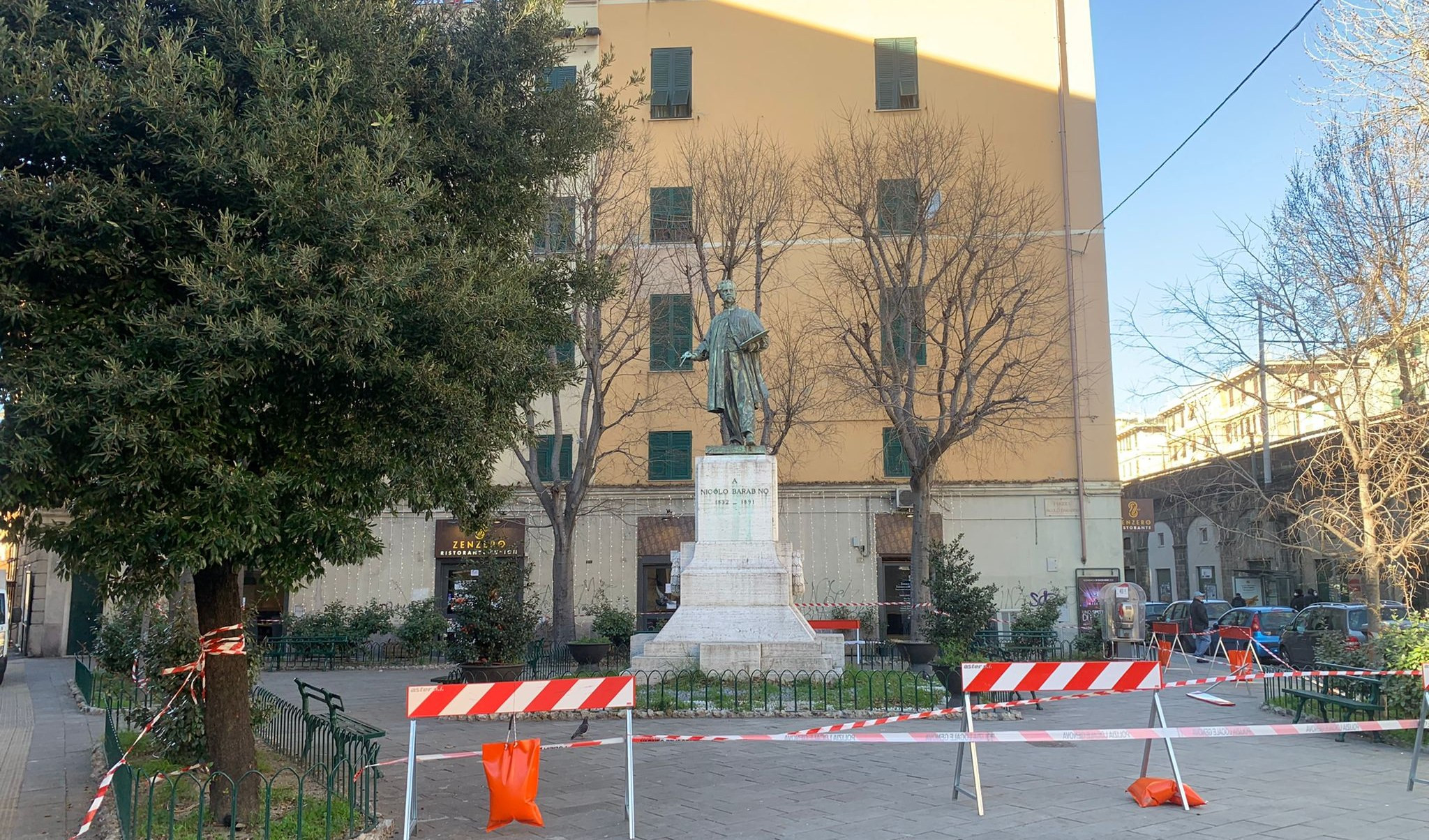 Genova, statua pericolante a Sampierdarena: transennata piazza Barabino