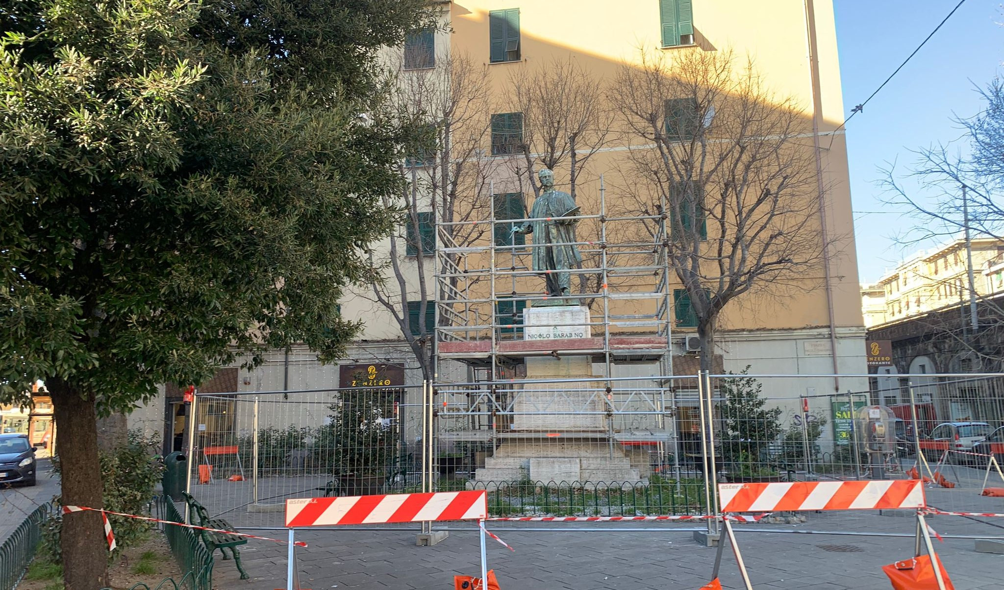 Genova, al via i lavori per la statua 'pericolante' di Piazza Barabino