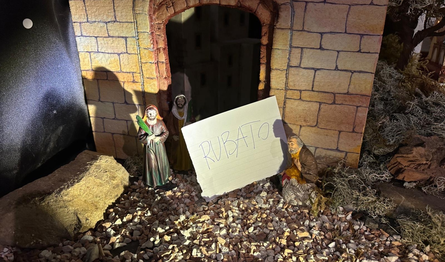 Furto nel presepe pasquale, rubata in chiesa una statua di Gesù