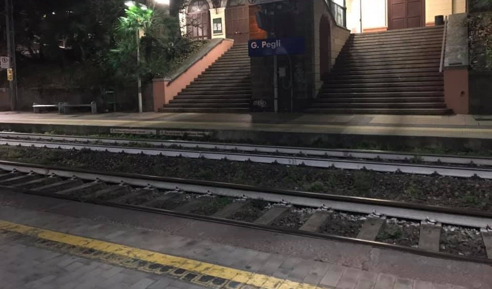 Difende il capotreno da aggressore, vicario del questore di Savona picchiato a Genova