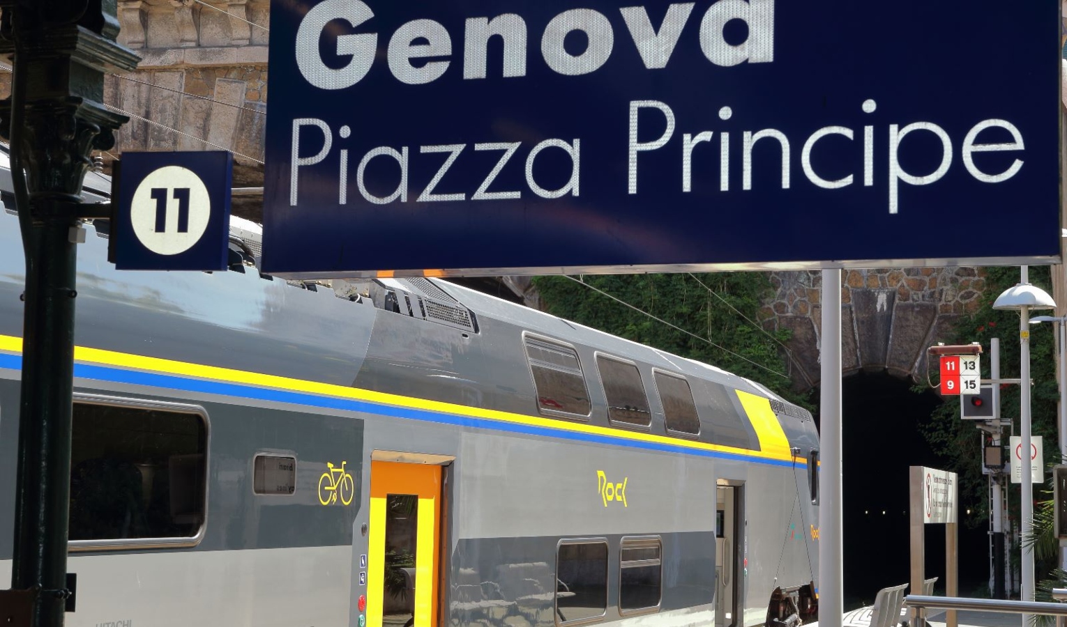 Genova, uomo colpito da un treno a Principe: amputato un dito