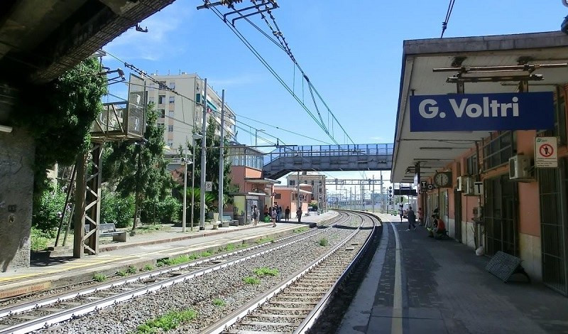 Genova, ventenne rapinato della collanina da una baby gang