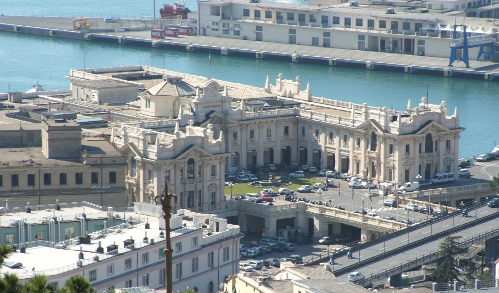 Un palazzo in un porto 