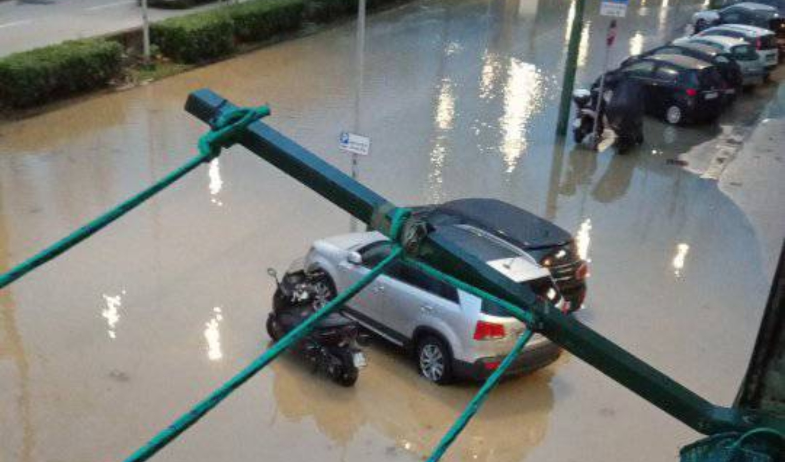Si rompe un tubo dell'acqua, strade allagate in centro alla Spezia