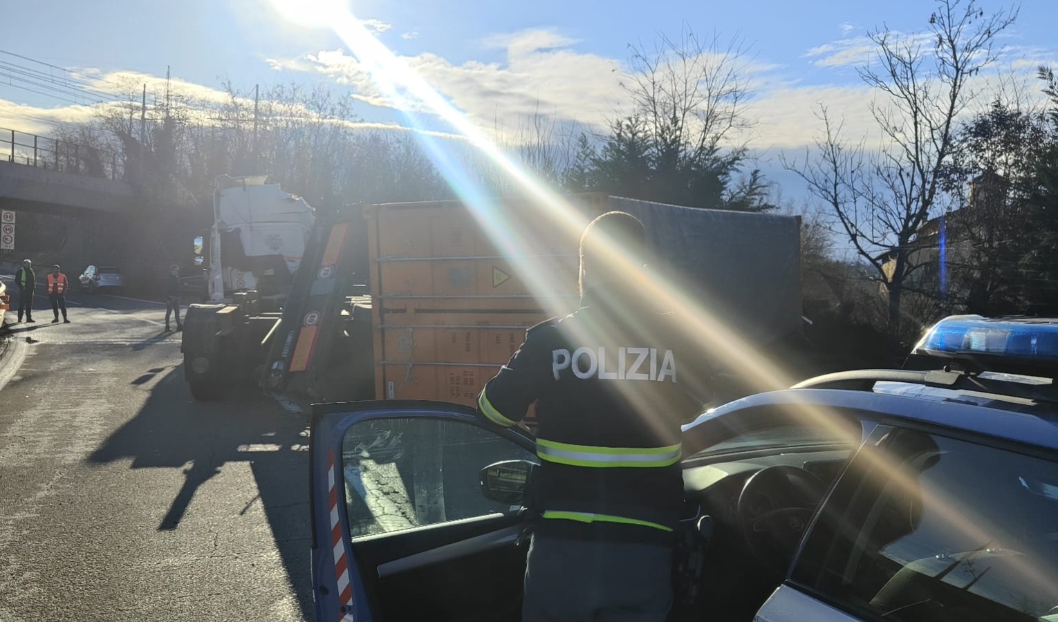 Vento di burrasca, serie di camion ribaltati e tratti chiusi in autostrada