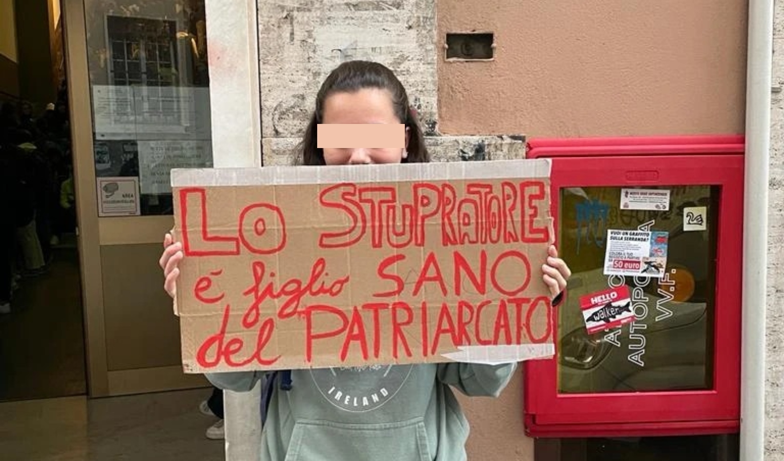 Femminicidi, gli studenti genovesi a scuola con cartelloni per Giulia