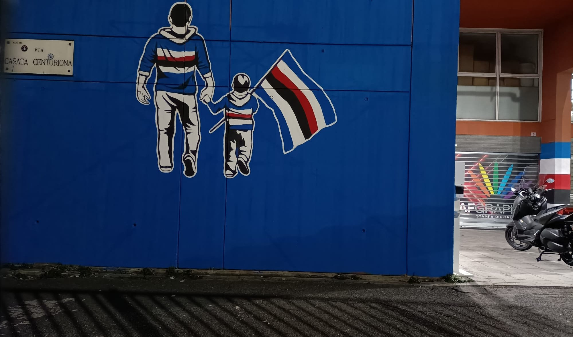 La Gradinata Sud con il nuovo murales: padre e figlio con la bandiera della Sampdoria