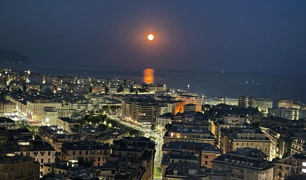 Anche da Genova e dalla Liguria lo spettacolo della 'Superluna del cervo'